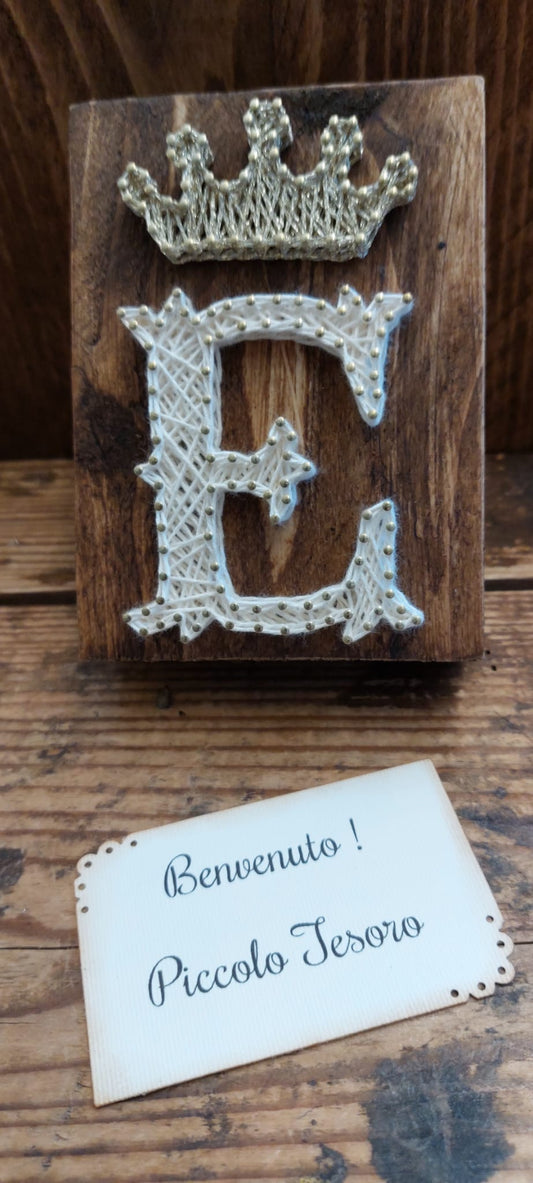 Legnetto lettera E con corona e biglietto