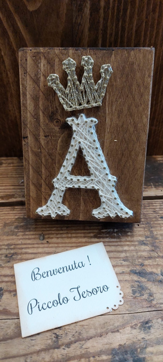 Legnetto Stringart A con corona e biglietto