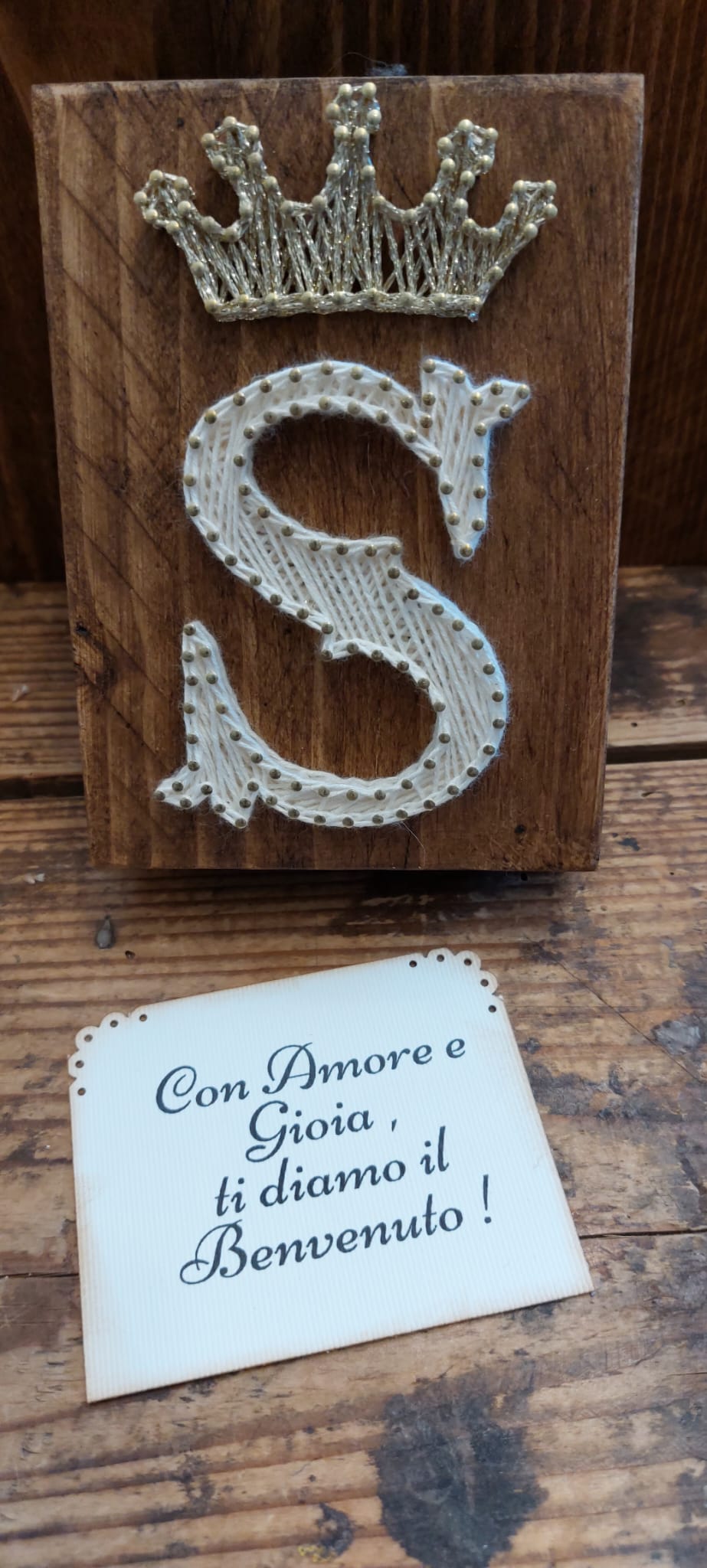 Legnetto Stringart S con corona e biglietto