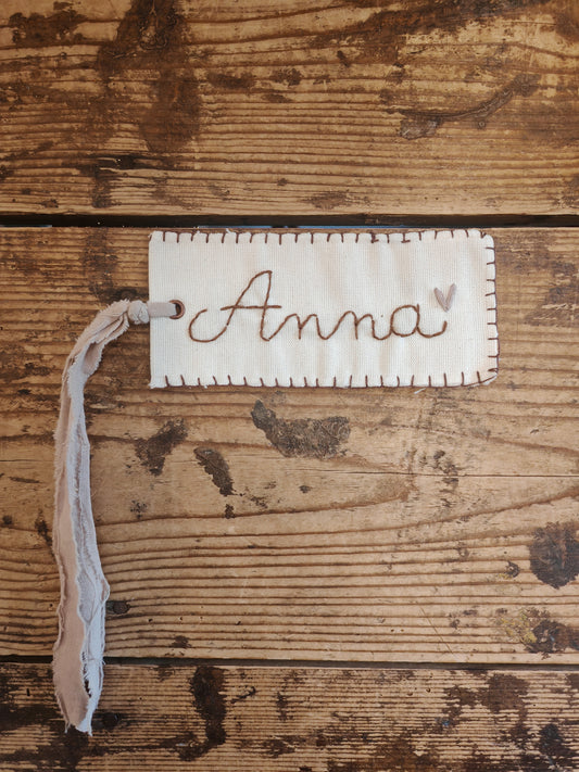 Etichetta con nome ricamato a mano