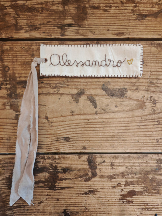 Etichetta con nome ricamato a mano