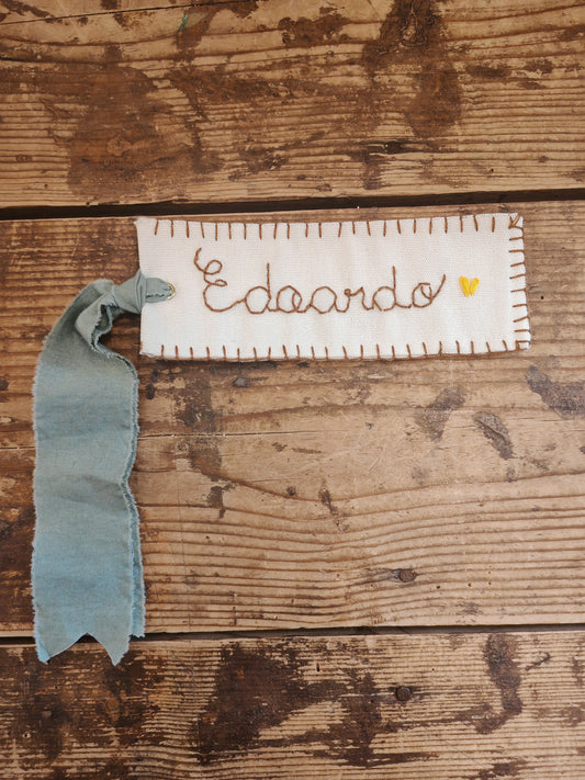 Etichetta con nome ricamato a mano