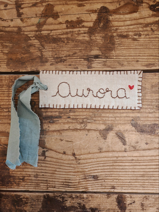 Etichetta con nome ricamato a mano