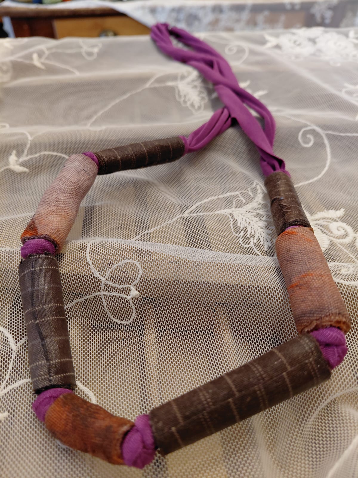 Collana in cartapesta